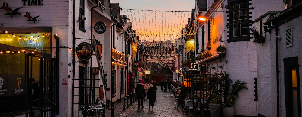 Pubs and cafes in Glasgow by Johnny Briggs via Unsplash