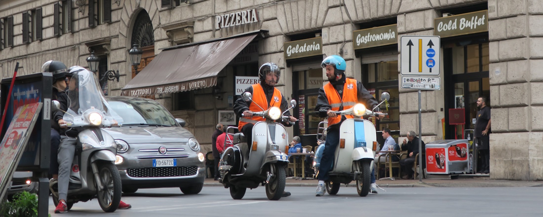 Cycling, scooters and Vespas in Rome