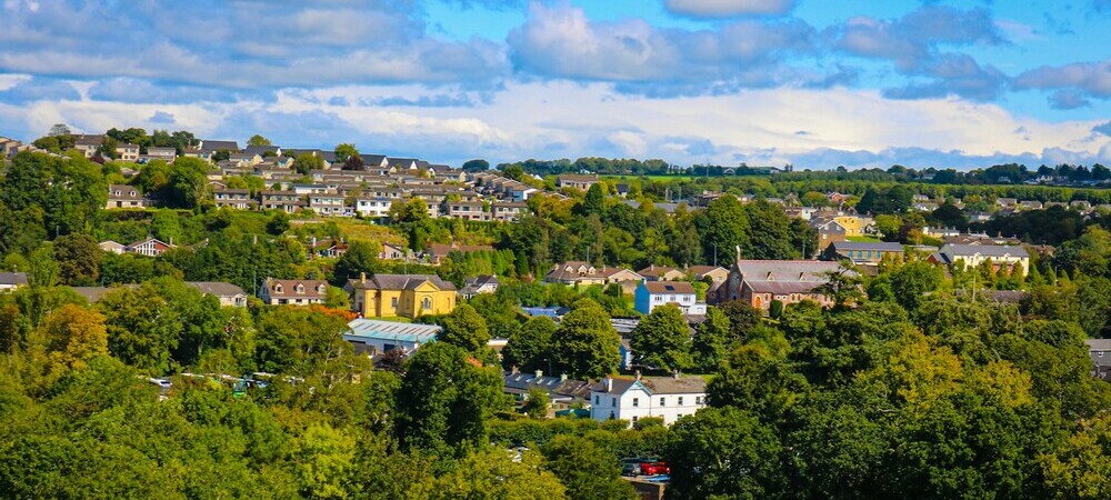 Different types of accommodation in an Irish town, image by Dhalia E. Akhaine on Unsplash