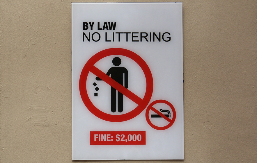 "No littering" sign in Singapore